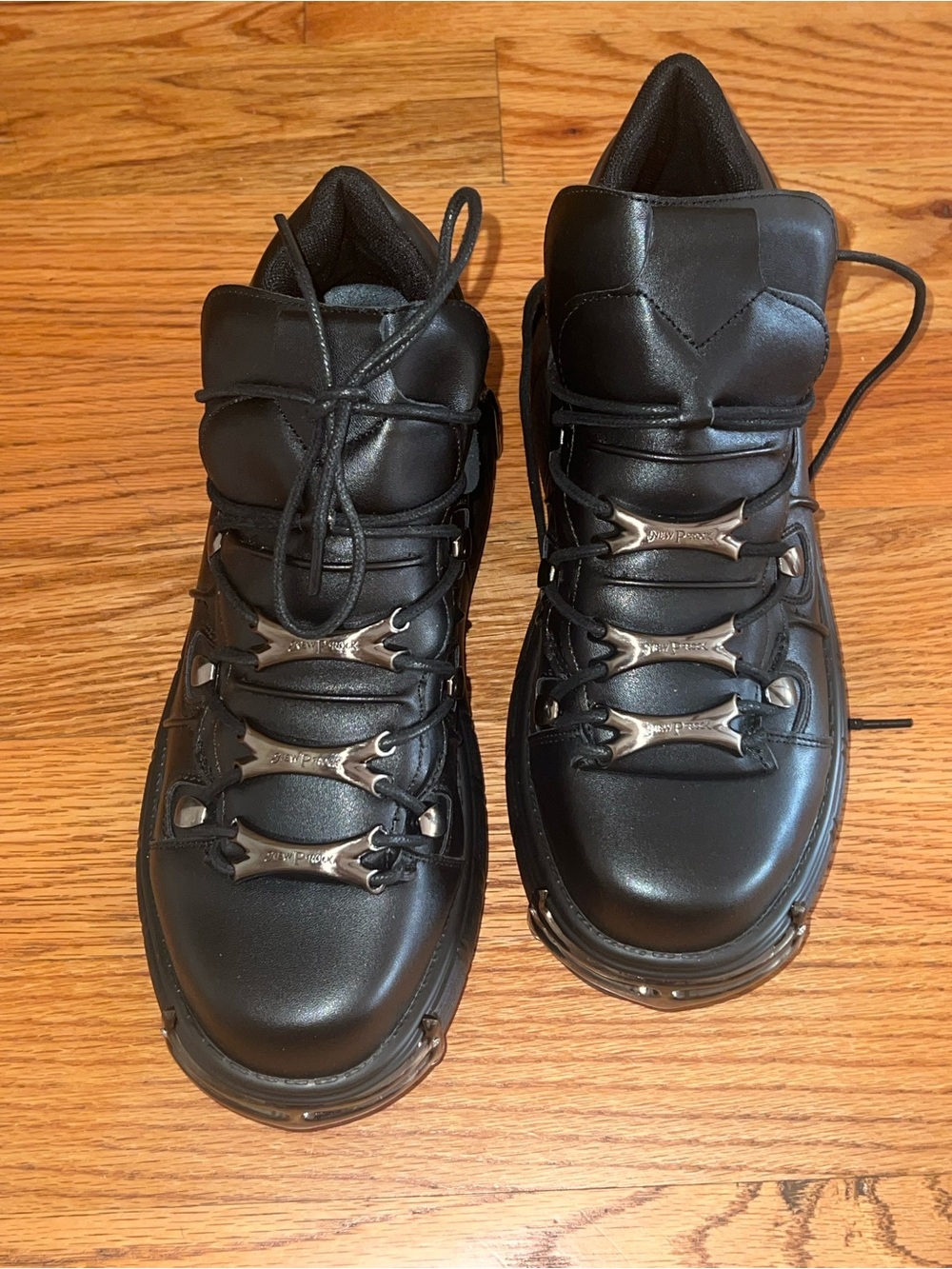 Women’s Size 8.5 New Rock Platform Sneaker